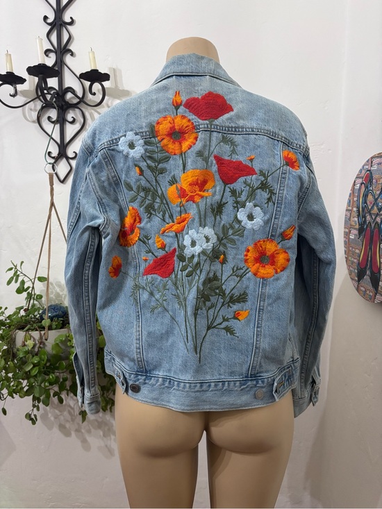 Levi's Jackets & Blazers - ✨Levi’s✨ Embroidered Poppy Denim Jacket